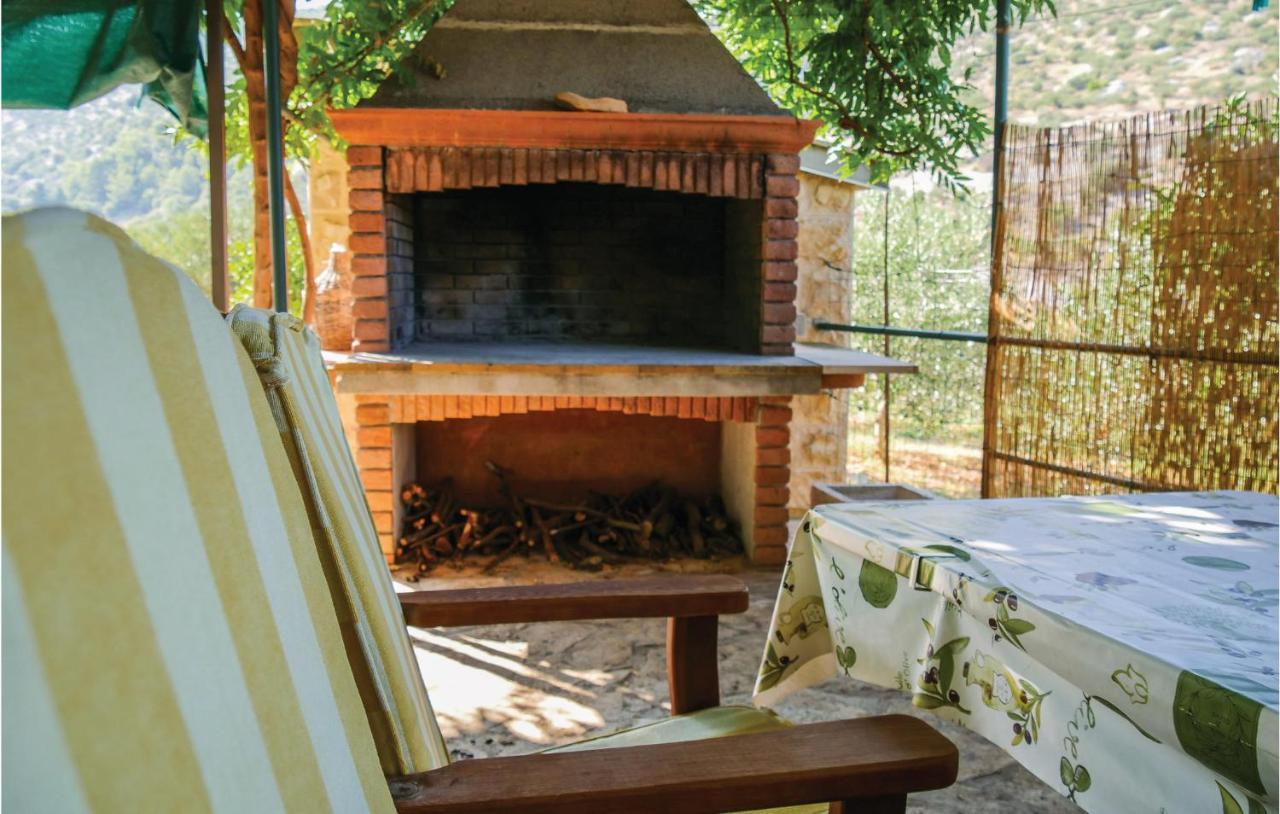 1 Bedroom Awesome Home In Postira Bagian luar foto