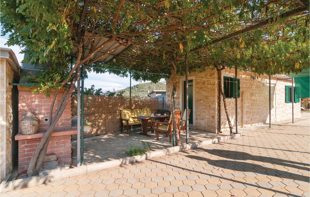 1 Bedroom Awesome Home In Postira Bagian luar foto