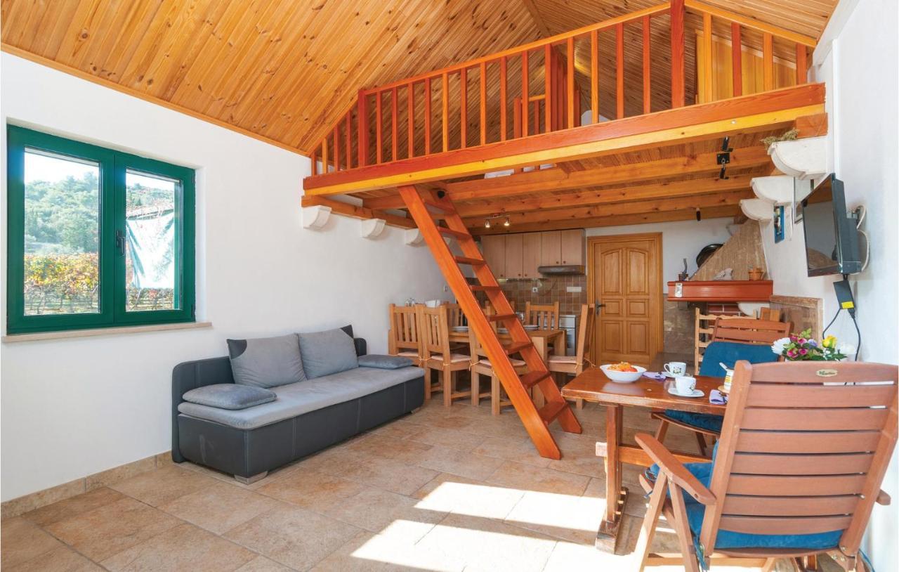 1 Bedroom Awesome Home In Postira Bagian luar foto