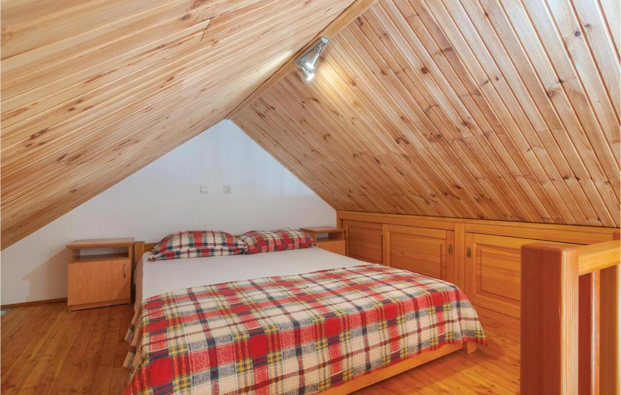 1 Bedroom Awesome Home In Postira Bagian luar foto