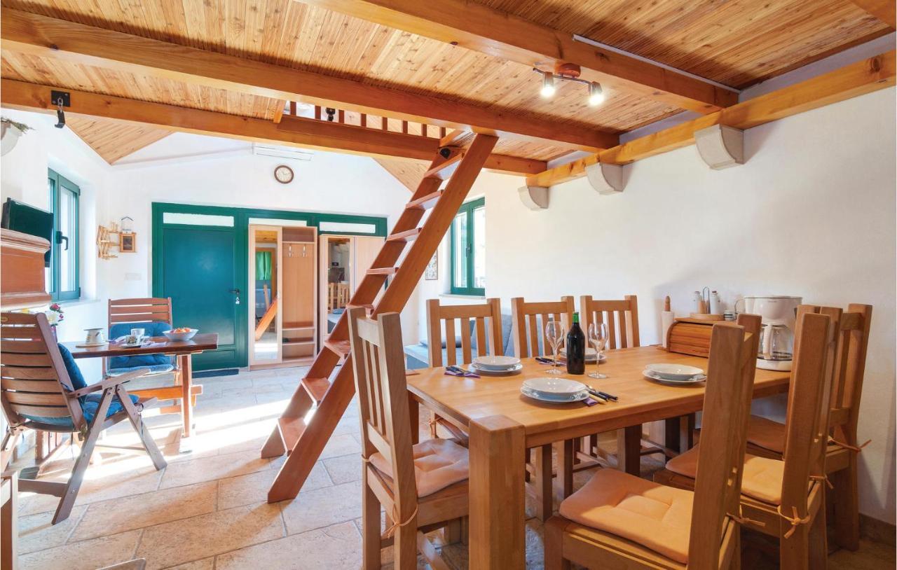 1 Bedroom Awesome Home In Postira Bagian luar foto