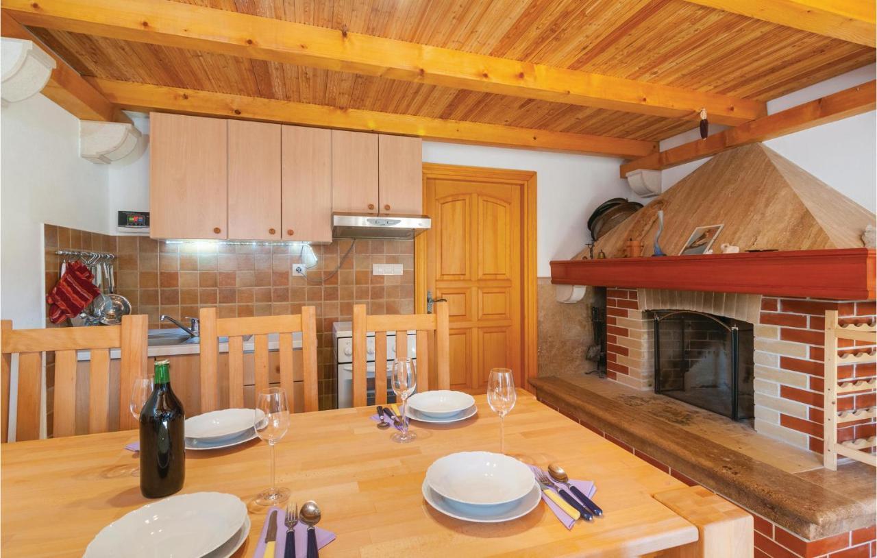 1 Bedroom Awesome Home In Postira Bagian luar foto