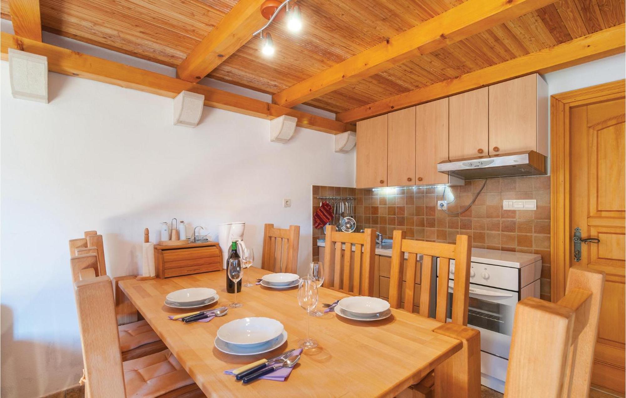 1 Bedroom Awesome Home In Postira Bagian luar foto