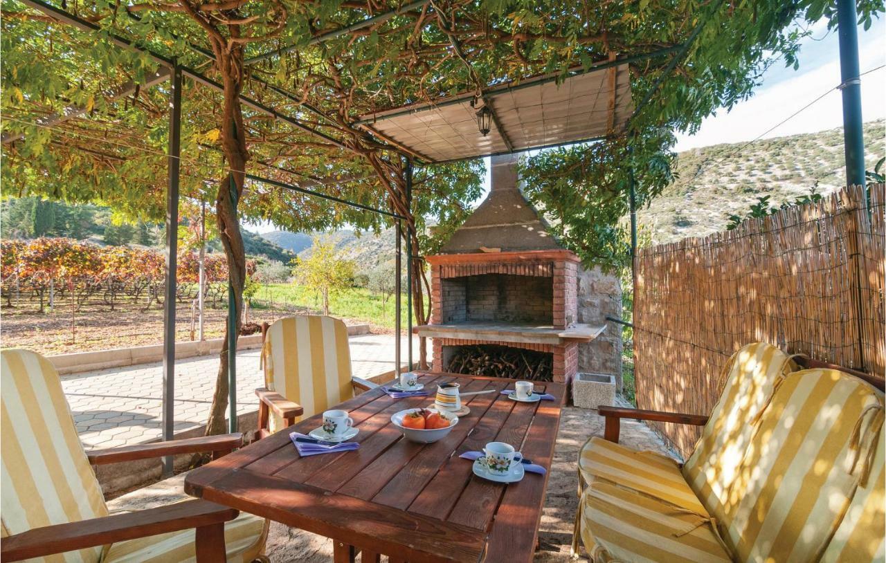 1 Bedroom Awesome Home In Postira Bagian luar foto