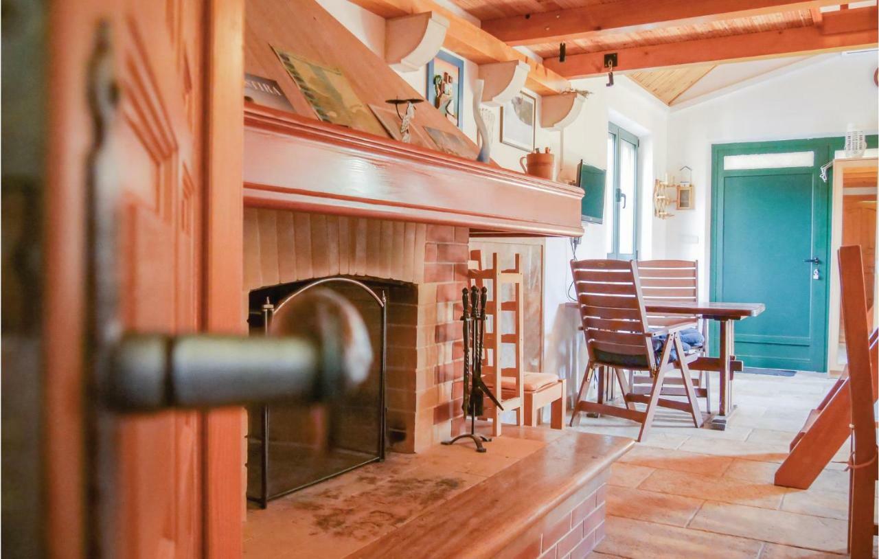 1 Bedroom Awesome Home In Postira Bagian luar foto